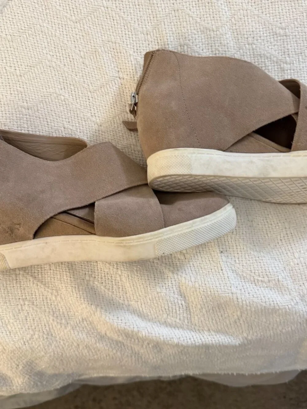 Steve Madden Women’s Size 8 Taupe Suede Open Toe Wedge Sneakers Back Zip